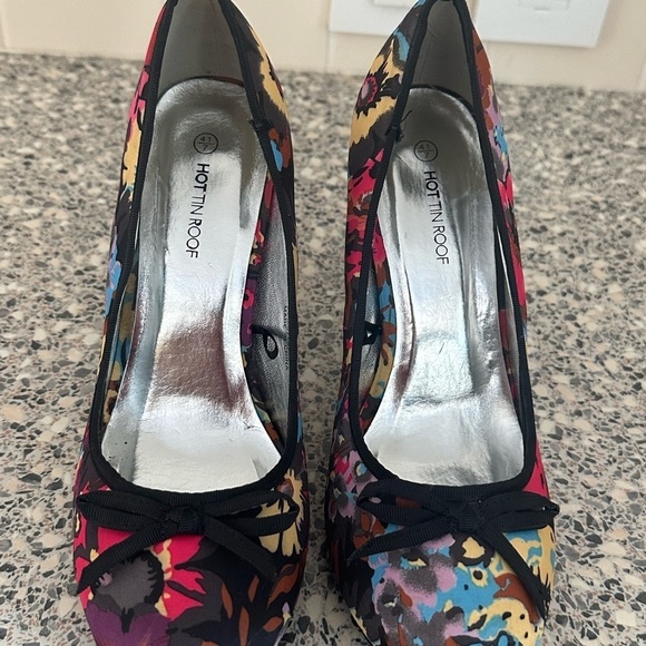 - Floral mixed Pattern detail high heels size 7 used hot tin roof ladies - Picture 2 of 16